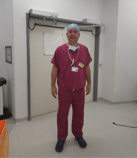 hirurg proktolog stoji ispred operacione sale