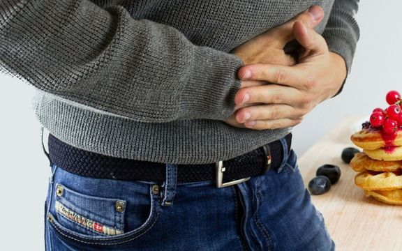 rak debelog creva - čovek se drži rukama za stomak