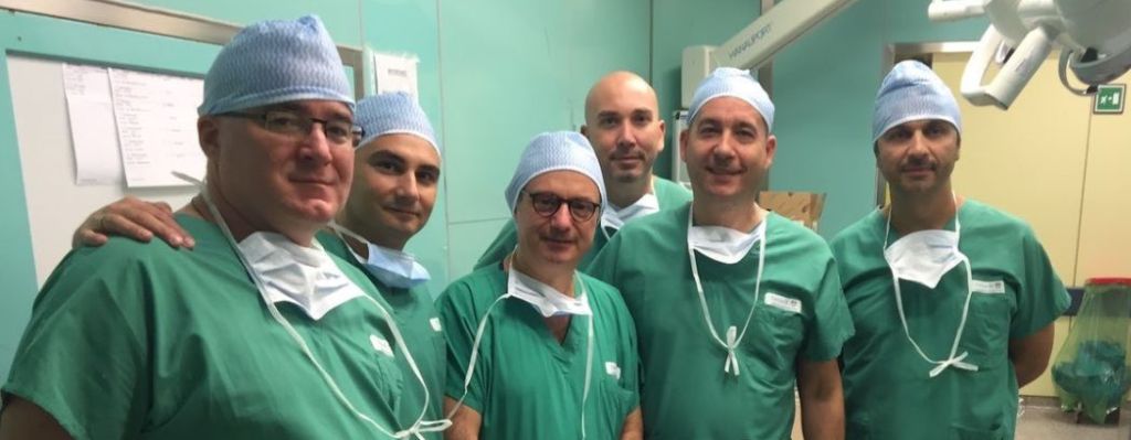 Dr zagor zagorac, hirurg proktolog, sa timom lekara u operacionoj sali.
